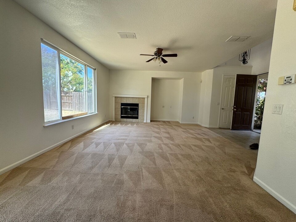 9455 Sea Cliff Way in Elk Grove, CA - Foto de edificio