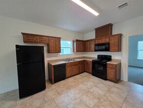 6110 White Oak Dr in Hitchcock, TX - Building Photo - Building Photo