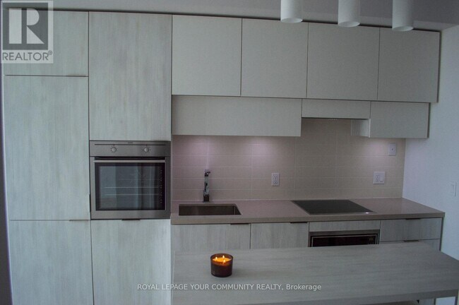 3709-3708 EGLINTON Ave in Toronto, ON - Building Photo - Building Photo
