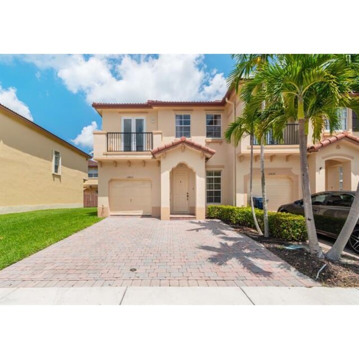 12853 SW 134th St in Miami, FL - Foto de edificio