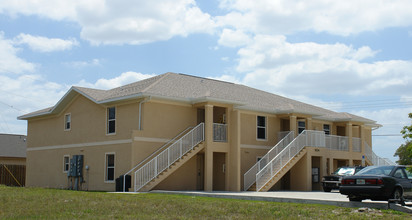 904 SE 13th St in Cape Coral, FL - Foto de edificio - Building Photo