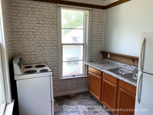 502 E Locust St-Unit -Unit C in Bloomington, IL - Building Photo - Building Photo