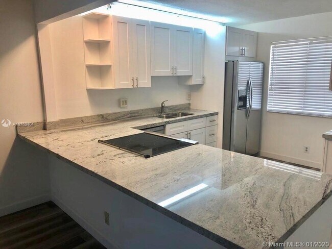 305 Lakeview Dr-Unit -202 in Weston, FL - Building Photo - Building Photo
