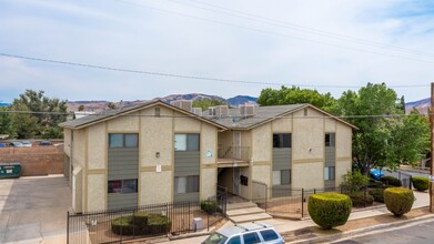 440 E Avenue Q3 in Palmdale, CA - Building Photo - Primary Photo