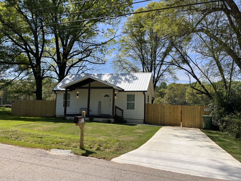 305 Oak St in Hogansville, GA - Foto de edificio