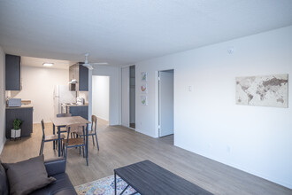 Mardi Gras Apartments in Los Angeles, CA - Building Photo - Interior Photo