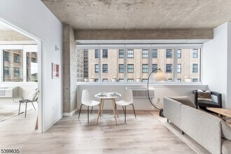 10 Commerce Ct in Newark, NJ - Foto de edificio - Building Photo