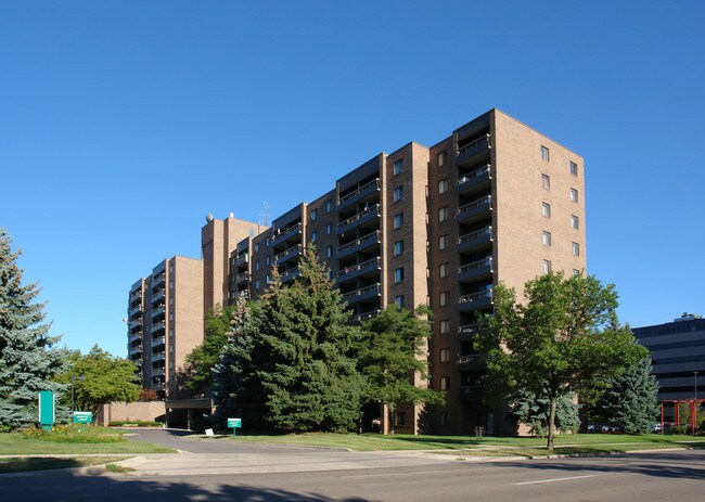 Capitol Commons Seniors Apartments in Lansing, MI - Foto de edificio - Building Photo