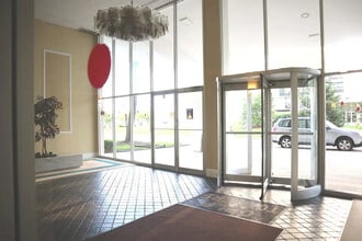 9009 Golf Rd in Des Plaines, IL - Building Photo - Building Photo