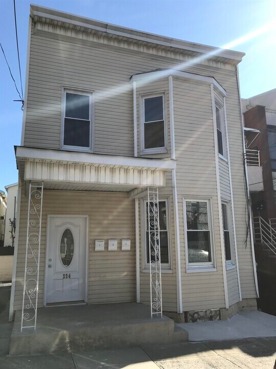 224 67th St in West New York, NJ - Building Photo
