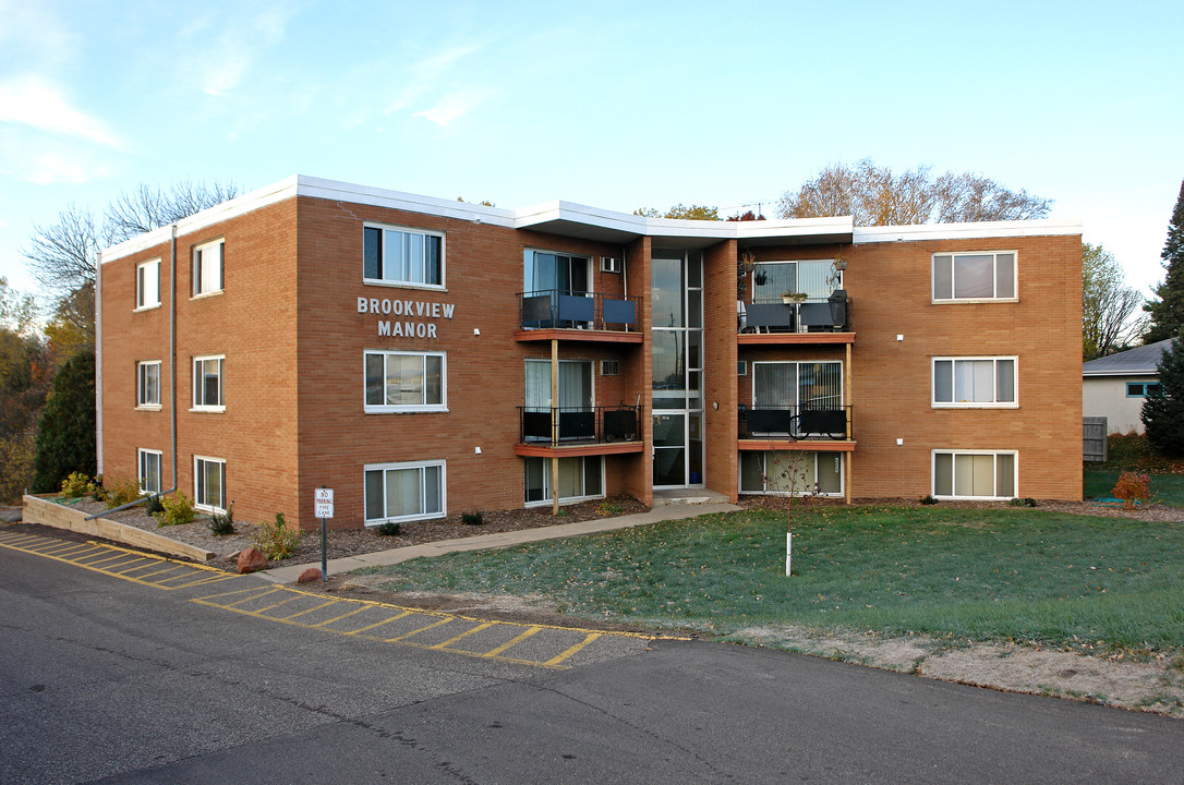 Brookview Manor in Maplewood, MN - Building Photo