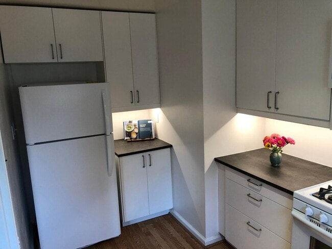 136 N Brookside Dr, Unit #1 in Arlington, VA - Building Photo - Building Photo