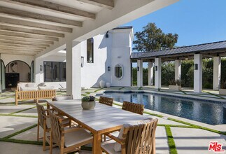 7052 Dume Dr in Malibu, CA - Building Photo - Building Photo