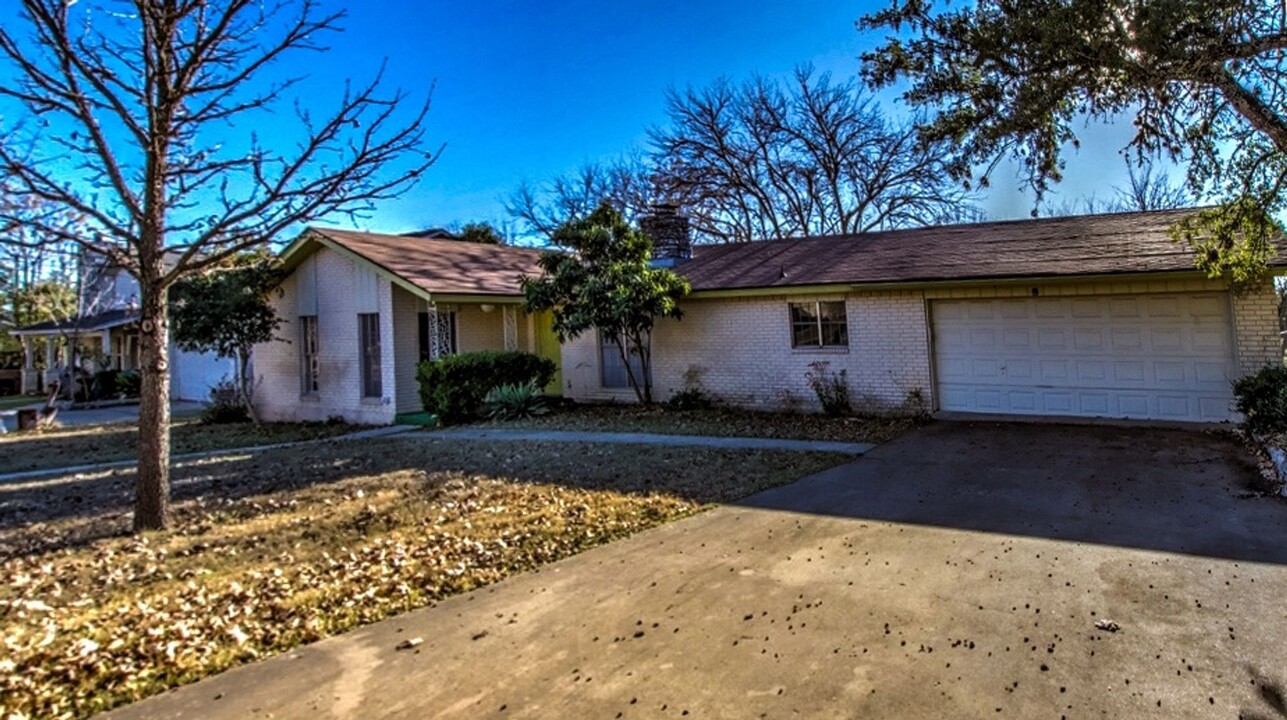 114 Oakview Dr in Kerrville, TX - Building Photo