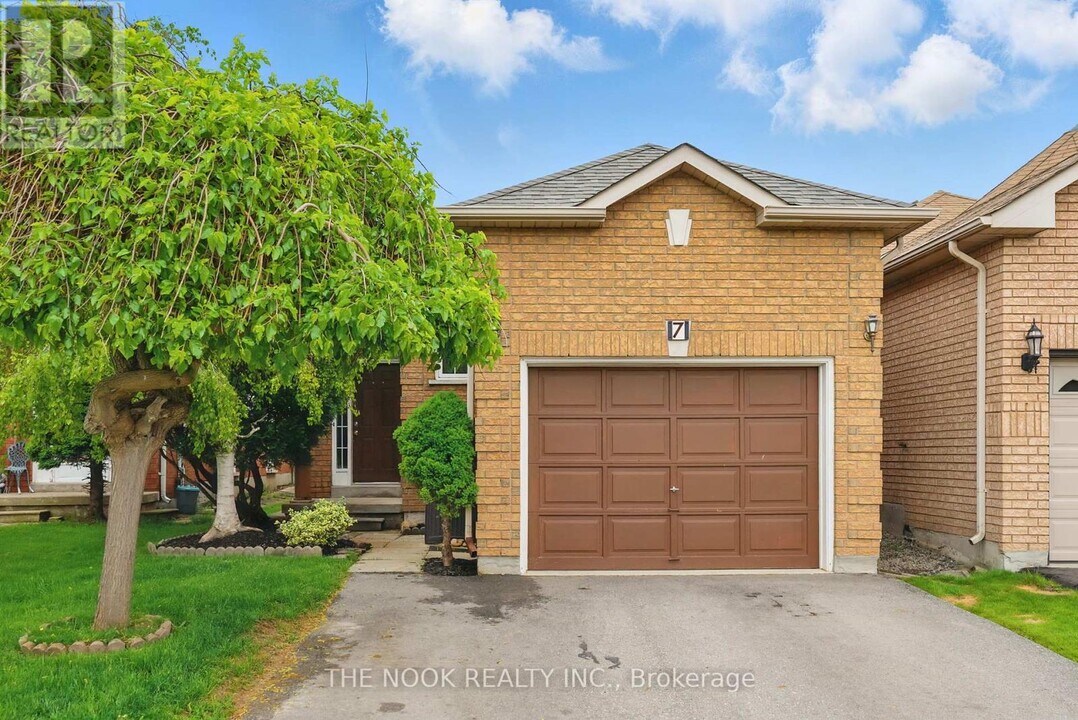 7 Willey Dr in Bowmanville, ON - Building Photo