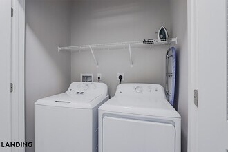 2361 Commerce Park Dr NE, Unit 2211 in Palm Bay, FL - Foto de edificio - Building Photo