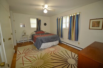 28 Merton Rd, Unit Rear in Newport, RI - Building Photo - Building Photo