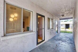 3101 Bee Ridge Rd in Sarasota, FL - Building Photo - Building Photo