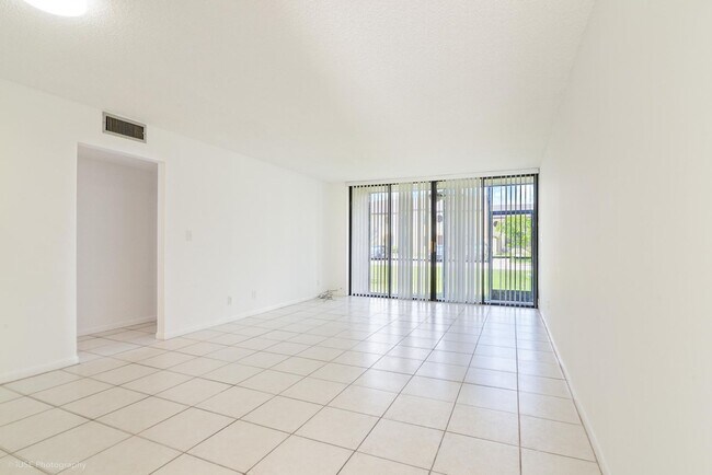 11298 Taft St in Pembroke Pines, FL - Building Photo - Building Photo