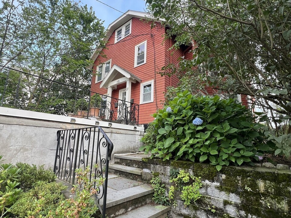 15 Sunset Rd in Watertown, MA - Building Photo