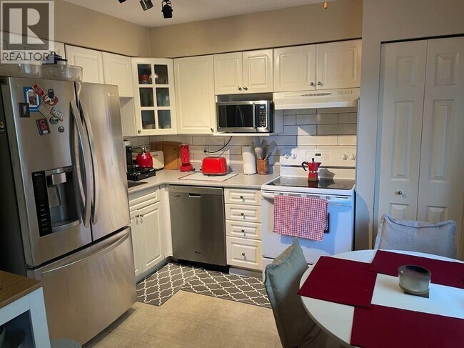 315 Highland Way in Port Moody, BC - Building Photo - Building Photo