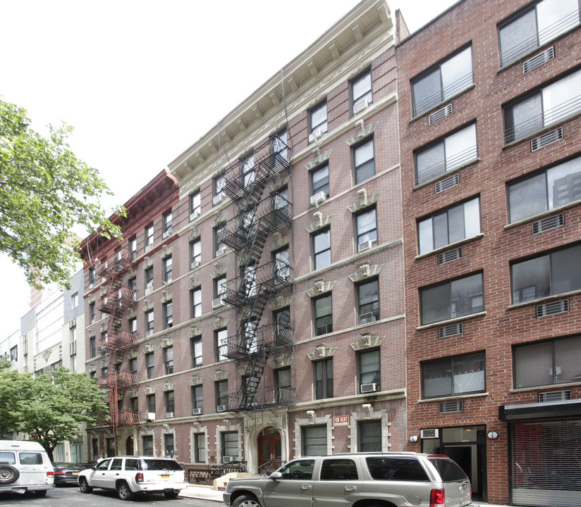 435 E 75th St in New York, NY - Building Photo