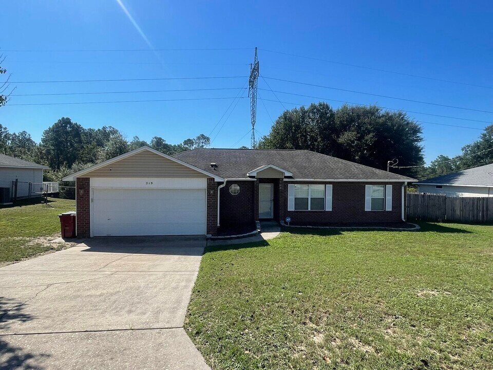 219 Lustan Dr in Crestview, FL - Building Photo