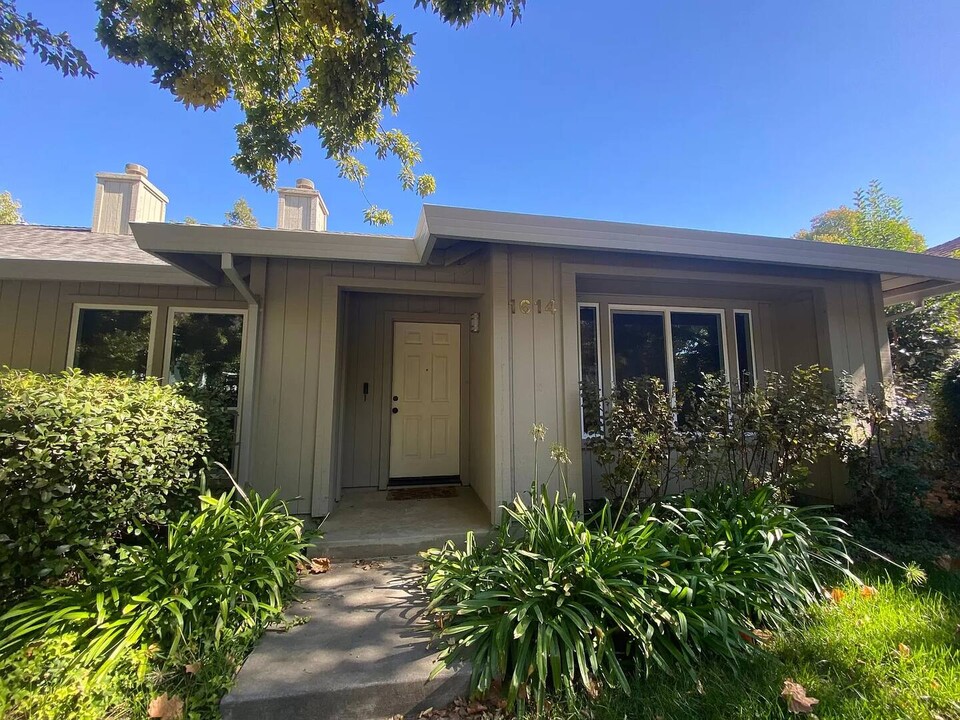 1614 Valdora St in Davis, CA - Foto de edificio