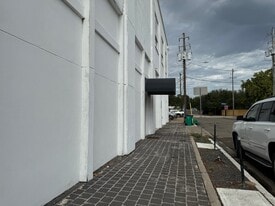 400 W Texas Ave in Baytown, TX - Building Photo