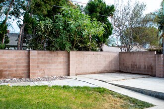 7900 Shoshone Ave in Northridge, CA - Building Photo - Building Photo