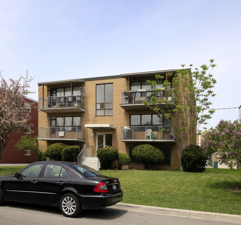 28 Fraserwood Ave in Toronto, ON - Building Photo
