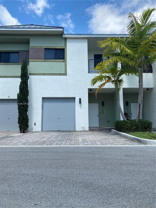 909 NW 45th Ter in Plantation, FL - Foto de edificio