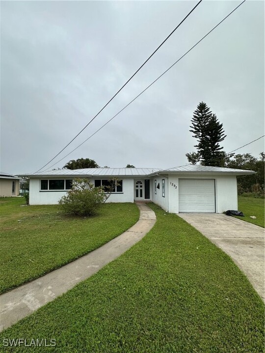 1292 Thompson St in North Fort Myers, FL - Building Photo