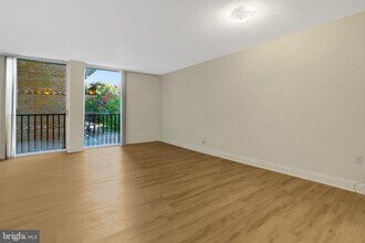 4600 S Four Mile Run Dr in Arlington, VA - Foto de edificio - Building Photo