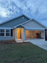 7915 Grayling Cir in Youngstown, FL - Building Photo