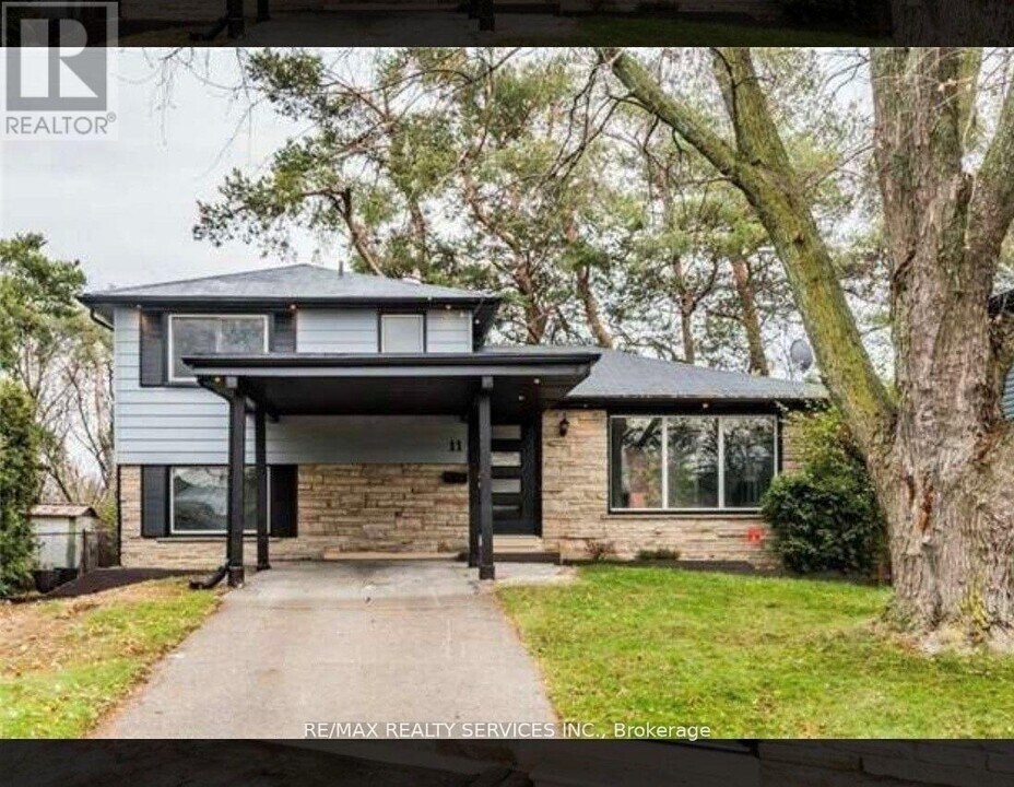 11 Duncan Bull Dr in Brampton, ON - Building Photo