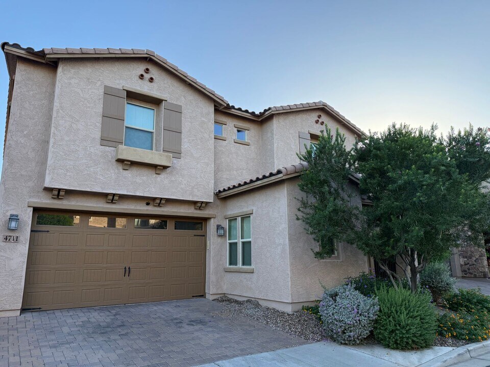 4711 E Daley Ln in Phoenix, AZ - Building Photo