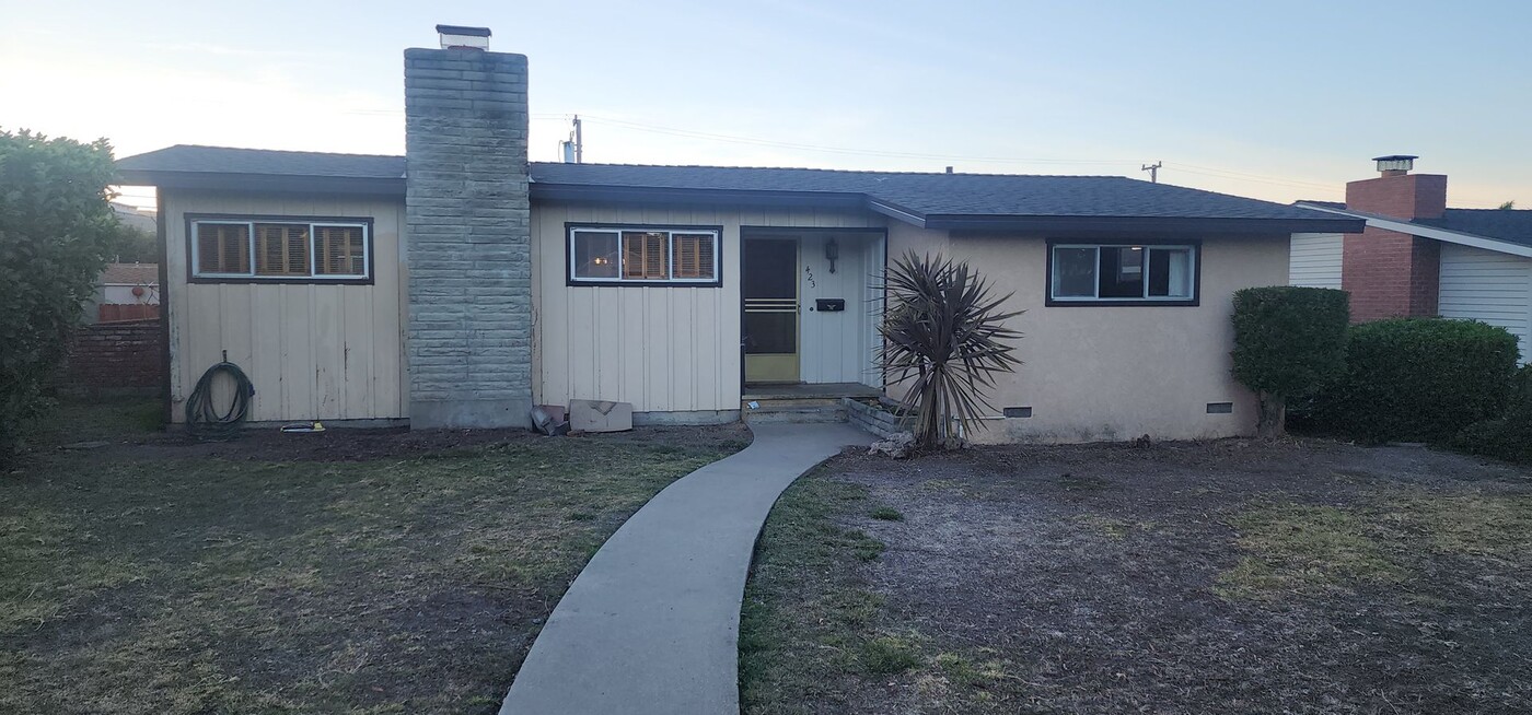 423 S D St in Lompoc, CA - Building Photo