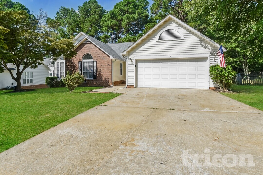 911 Bentley Dr in Lexington, SC - Foto de edificio