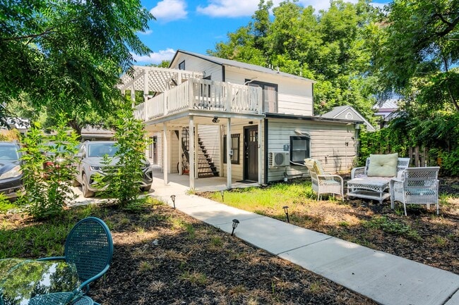 627 E Guenther St in San Antonio, TX - Building Photo - Building Photo