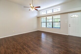 1063 Alpug Ave in Oviedo, FL - Foto de edificio - Building Photo