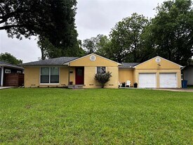 816 E Texas St in Grapevine, TX - Building Photo