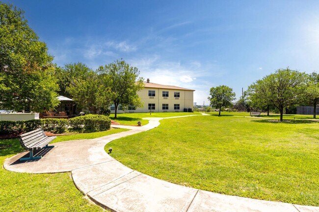 Valor Hill Apartments in San Antonio, TX - Foto de edificio - Building Photo