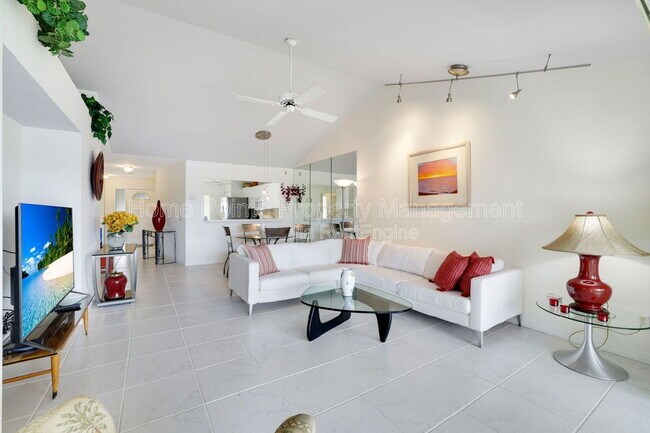 249 Gabriel Cir in Naples, FL - Building Photo - Building Photo