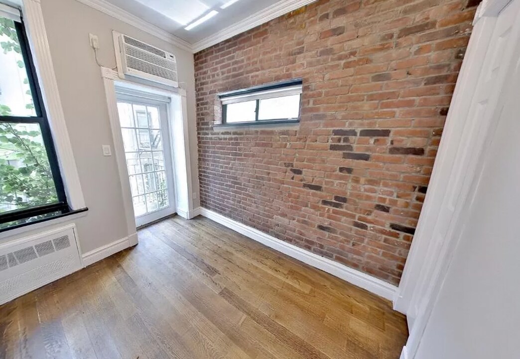 325 W 16th St in New York, NY - Building Photo