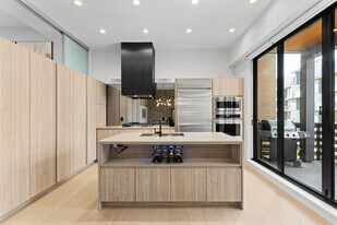 300 Salter St in New Westminster, BC - Building Photo