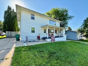 814 Cedar River Dr, Unit A in Waverly, IA - Foto de edificio - Building Photo