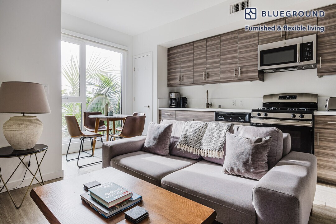 12035 Wilshire Blvd in Los Angeles, CA - Building Photo