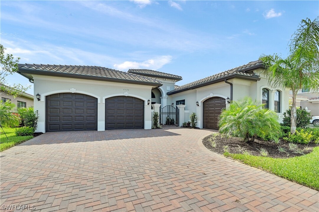 4528 Azalea Dr in Naples, FL - Building Photo