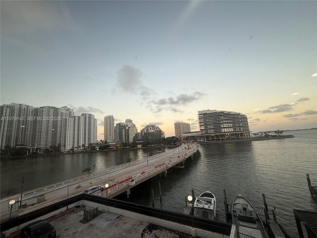801 Brickell Bay Dr in Miami, FL - Building Photo - Building Photo
